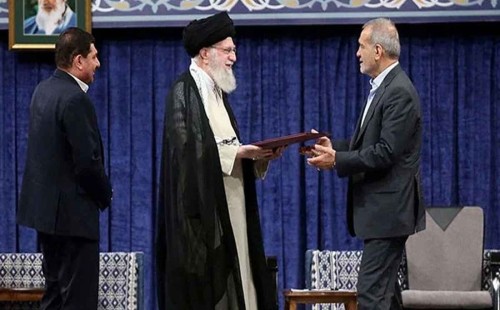 ইরানের প্রেসিডেন্টের ক্ষমতা পেলেন পেজেশকিয়ান 