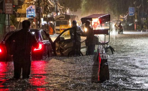 বৃষ্টিতে বিপর্যস্ত দিল্লি, মৃত্যু ৯, রেড অ্যালার্ট জারি 