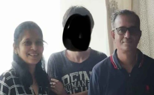 স্বামীর মৃতদেহ বাড়ির সামনে, ঘরে স্ত্রীর 