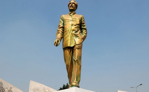 ভেঙে ফেলা হচ্ছে বিজয় সরণির বঙ্গবন্ধু ভাস্কর্য 