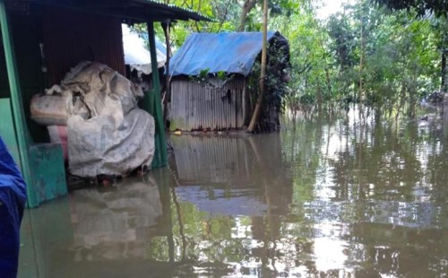 নোয়াখালীতে পানিবন্দি লাখ লাখ মানুষ 