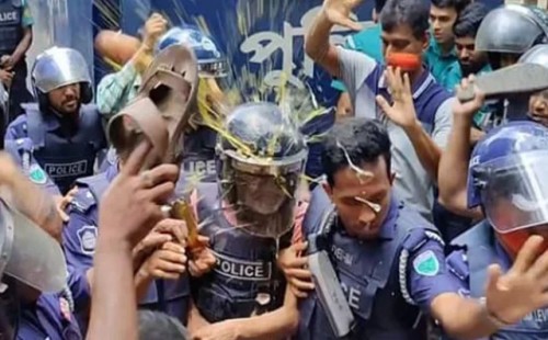 আদালতের বাইরে বিচারপতি মানিকের ওপর ডিম-জুতা নিক্ষেপ