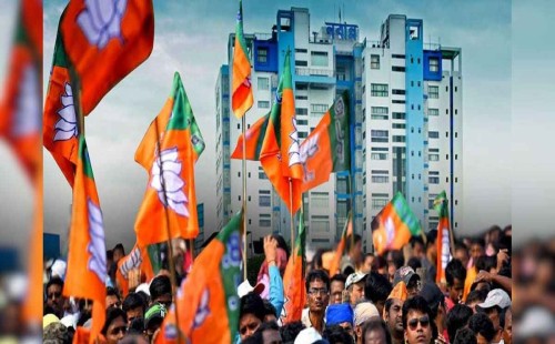 পশ্চিমবঙ্গে ছাত্রদের আটকাতে রাস্তায় কন্টেনার 