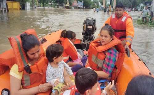গুজরাতে বন্যা, খাবারের জন্য হাহাকার 