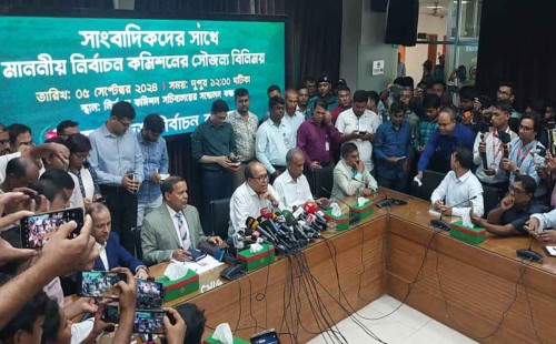 পদত্যাগের ঘোষণা দিলেন সিইসিসহ পাঁচ কমিশনার 