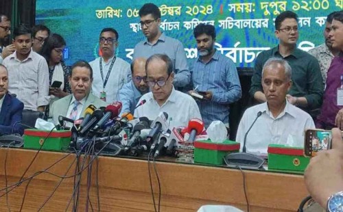 পদত্যাগের পর নির্বাচন কমিশনারদের ধাওয়া 