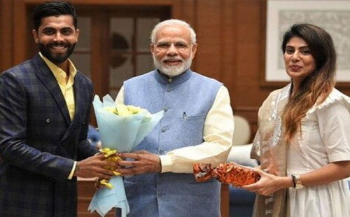 বাবা করেন কংগ্রেস, স্ত্রীর হাত ধরে বিজেপিতে গেলেন জাদেজা 