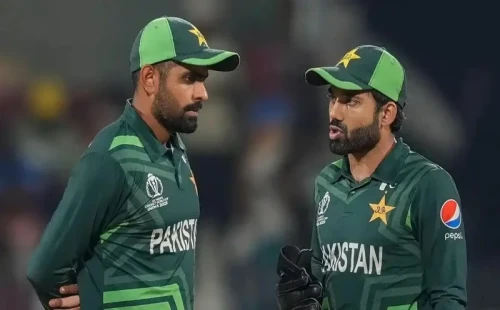 নেতৃত্ব হারাতে পারেন বাবর, অধিনায়কের দৌড়ে রিজওয়ান 