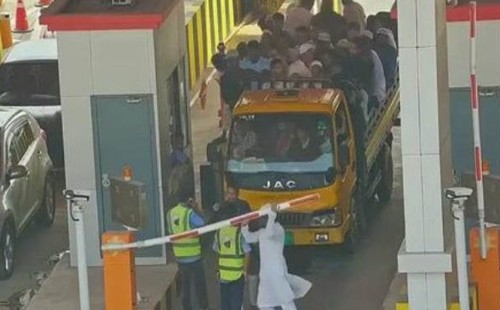 টোল প্লাজার ব্যারিয়ার ভেঙে দিল পিকআপ 