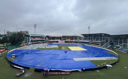 ভেজা আউটফিল্ডের কারণে পেছাল টস 