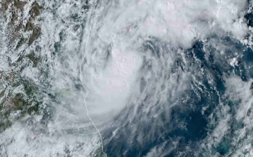 ৯৫ কিমি গতি নিয়ে আসছে  ‘মিল্টন’ 