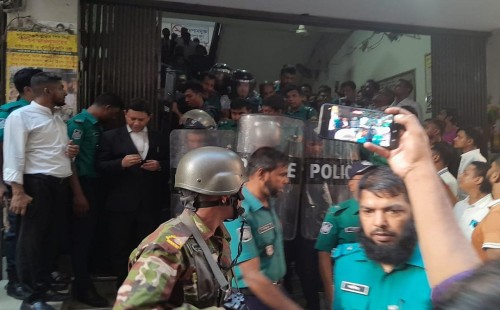 আদালত প্রাঙ্গণে সাবের চৌধুরীকে মারধরের চেষ্টা 