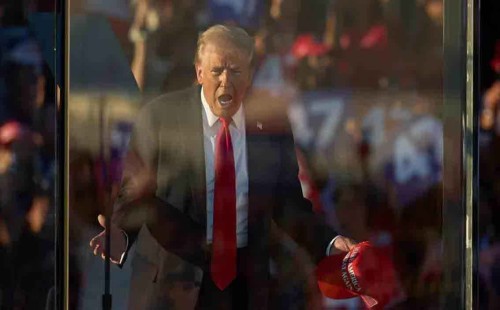 ট্রাম্পের সমাবেশস্থলের পাশ থেকে অস্ত্রসহ একজন আটক 