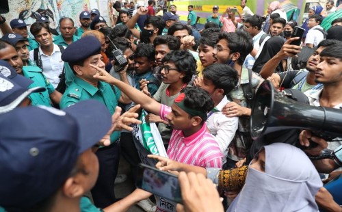 শিক্ষার্থীদের বিক্ষোভের মুখে পদত্যাগের ঘোষণা ঢাকা শিক্ষা বোর্ড চেয়ারম্যানের 