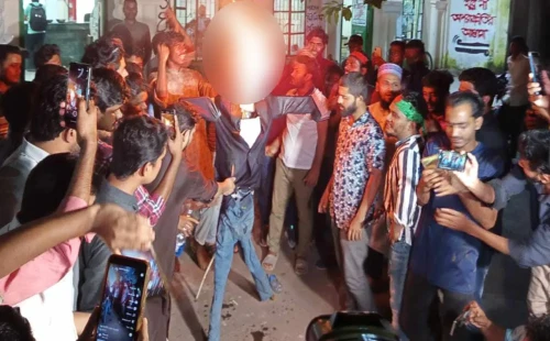 রাষ্ট্রপতির পদত্যাগ দাবিতে ঢাবিতে কুশপুত্তলিকা দাহ 