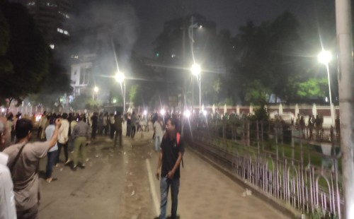 বঙ্গভবনের সামনে সাউন্ড গ্রেনেড নিক্ষেপ, পর্যাপ্ত সেনা-পুলিশ মোতায়েন 