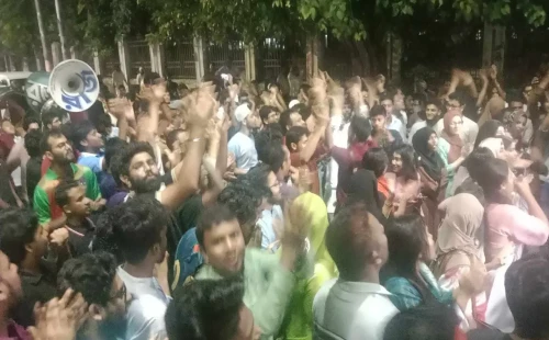 ছাত্রলীগ নিষিদ্ধের খবরে ঢাবিতে আনন্দ মিছিল 