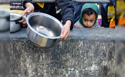 গাজায় এক টুকরো রুটির জন্য হাহাকার 