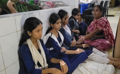 জন্মদিনের খাবার খেয়ে ১৩ শিক্ষার্থী হাসপাতালে 