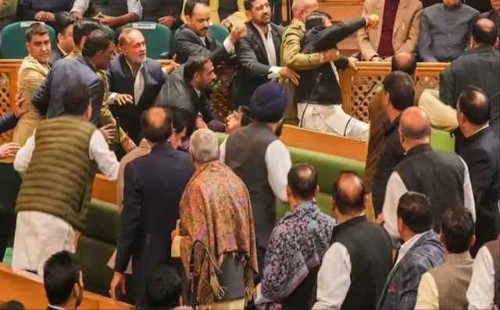 কাশ্মীরে বিধানসভায় হাতাহাতি 