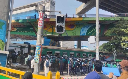 মহাখালিতে রেল-সড়কপথ অবরোধ শিক্ষার্থীদের 