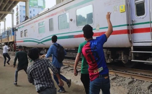 তিতুমীর কলেজ শিক্ষার্থীদের হামলায় ট্রেনযাত্রীরা আহত 