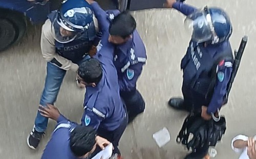 ব্যারিস্টার সুমনকে লক্ষ্য করে ডিম ছোড়াছুড়ি 