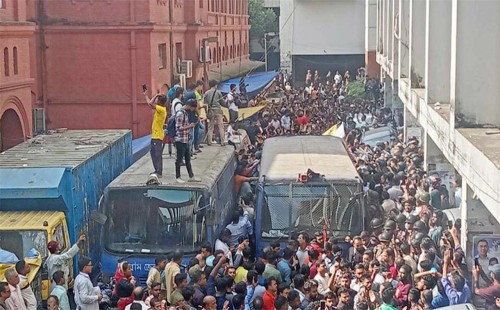 চিন্ময় কৃষ্ণের বহন করা প্রিজন ভ্যান আটকে বিক্ষোভ 