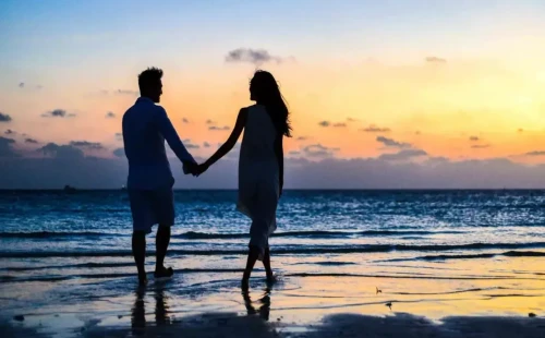 সাংবাদিকের সঙ্গে প্রেম করার ১০ সুবিধা 