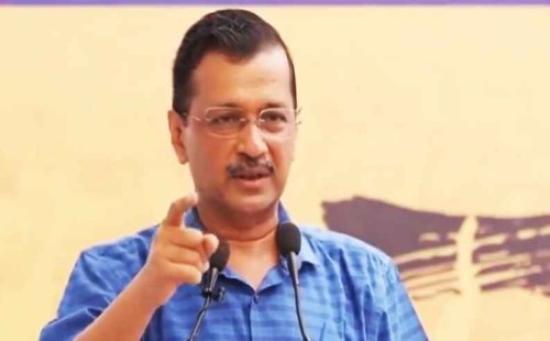 কেজরিওয়ালের ওপর ‘তরল’ নিক্ষেপ 