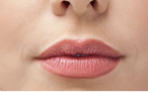 শীতে ঠোঁট ফাটা থেকে বাঁচার কার্যকর উপায় 