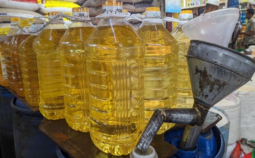 দাম বৃদ্ধির পরদিনই সয়াবিন তেলে বাজার সয়লাব 