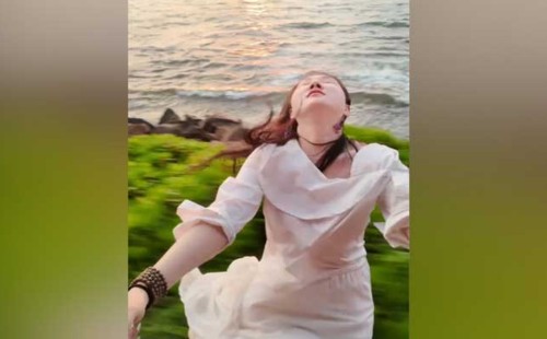 সেলফি তুলতে গিয়ে চলন্ত ট্রেন থেকে পড়ে গেলেন পর্যটক 