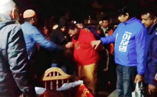 হাতকড়া পরে বাবার জানাজায় যুবলীগ নেতা 