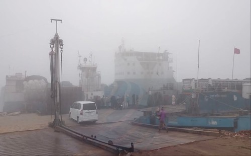 ঘন কুয়াশায় পাটুরিয়া-দৌলতদিয়া নৌরুটে ফেরি চলাচল বন্ধ 