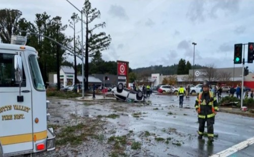 উত্তর ক্যালিফোর্নিয়ায় টর্নেডোর আঘাত 