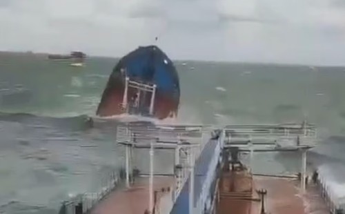 কৃষ্ণ সাগরে রাশিয়ার দুটি তেলবাহী ট্যাঙ্কার বিধ্বস্ত