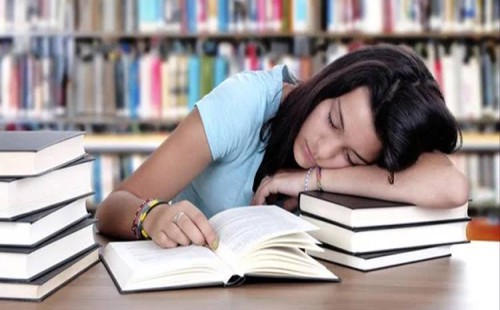 বই পড়তে বসলে ঘুম পায়? 