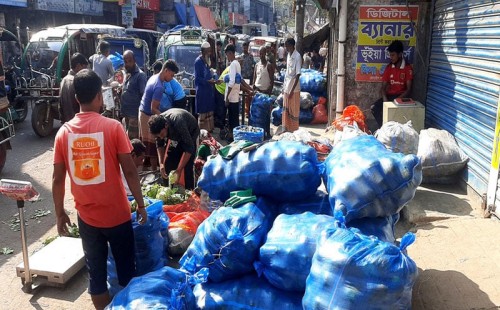 সড়ক দখল করে বাজার, দুর্ভোগে যাত্রীরা 