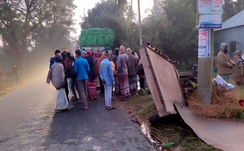 দাঁড়িয়ে থাকা নসিমনে ট্রাকের ধাক্কায় নিহত ৩ 