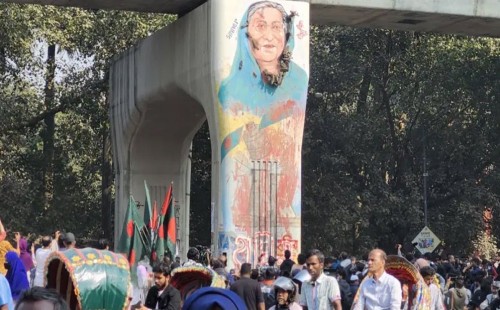 মেট্রোরেলের পিলারে হাসিনার ঘৃণাস্তম্ভে গণ-জুতা নিক্ষেপ কর্মসূচি পালন 