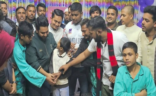 নতুন বছরের প্রথম প্রহরে অভ্যুত্থানে আহতদের পাশে দাঁড়ালেন নাহিদরা 