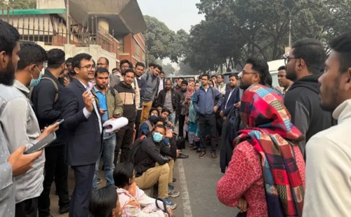 ৪৩তম বিসিএস: বাদ পড়াদের সচিবালয়ের সামনে অবস্থান 