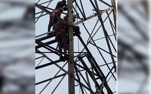 বায়তুল মোকাররম মসজিদের পাশের টাওয়ারের চূড়ায় নারী 