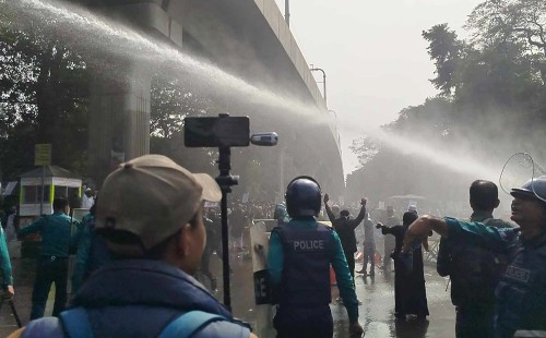 ইবতেদায়ি শিক্ষকদের ওপর পুলিশের লাঠিচার্জ,নারী সহ আহত ৫ জন ঢামেকে 