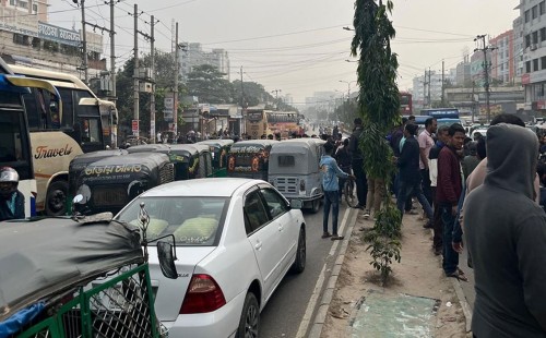 ট্রাফিকের মামলার প্রতিবাদে মহাখালী পরিবহন শ্রমিকদের সড়ক অবরোধ 