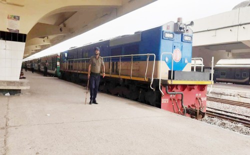 সারাদেশে ট্রেন চলাচল বন্ধ 
