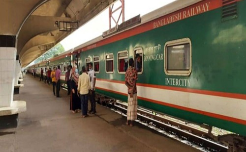 অবশেষে ৩০ ঘণ্টা পর চলল ট্রেনের চাকা 