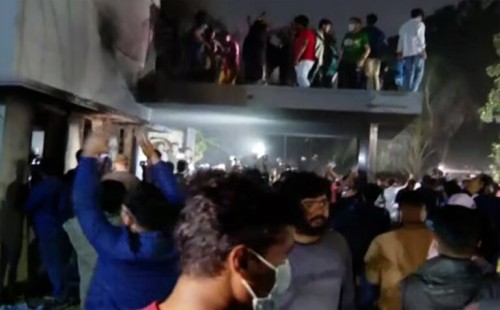 ধানমন্ডি-৩২ নম্বরের বাড়িতে ছাত্র-জনতার ভাঙচুর 