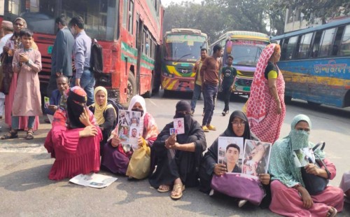 জুলাই অভ্যুত্থানে শহীদ পরিবারের সদস্যদের শাহবাগ অবরোধ 